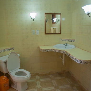 Alquiler de casa en la playa con piscina en Guanabo. Casa de renta en la playa a 8 cuadras del mar con piscina - Img 120967500