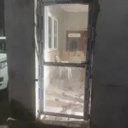 Puerta de 1metro de ancho por 2.10 de alto de frete con mensajería y montaje incluido en el precio - Img 56607256