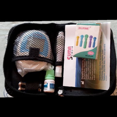 Glucómetro nuevo en caja con lancetas en su estuche - 2/2