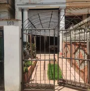 Casa en Vedado zona números, con parqueo y todo dentro. - Img 50378766