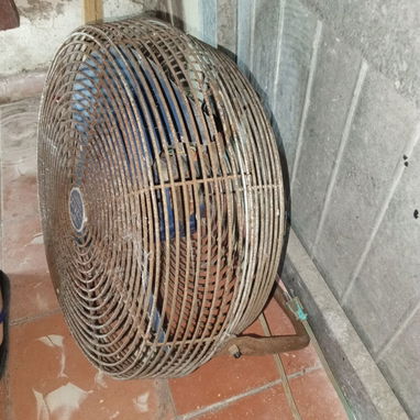 Ventilador industrial de piso para talleres o negocios es de uso buen estado y es de metal. - 2/2