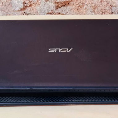 Laptop Asus   Equipo confiable con rendimiento ideal para algunos juegos y trabajos de programación informática. - 3/5