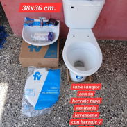 Juegos de baños completos y tasa tanque de descarga al piso y a la pared con los herrajes inportados - Img 56892762