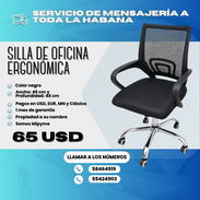 SILLA DE OFICINA NEGRA CON RUEDAS - Img 56677270
