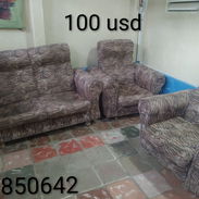 Juego de sala de uso conservado De color carmelita atigrado. Consta: 1 Un sofa de dos plaza. 2 bustacas. - Img 55623923