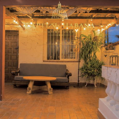 DOS CASAS EN UNA SOLA PROPIEDAD EN EL CORAZÓN DE MIRAMAR - 4/10