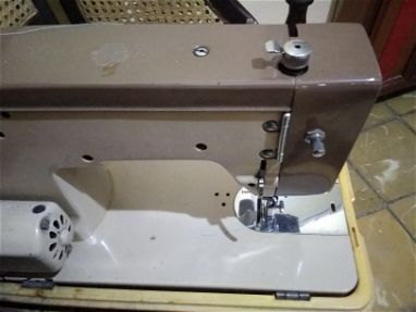 Venta de máquina de coser eléctrica usada, 50 dolares - Img 65944884