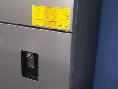 Refrigerador SAMSUNG de 2 PUERTAS con DISPENSADOR de AGUA -**NUEVO**-56877647 - Img main-image