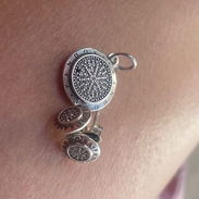 Vendo hermoso dije con símbolo de Pandora y aretes con símbolo de Pandora comprados en una joyería oficial pandora - Img 55668378