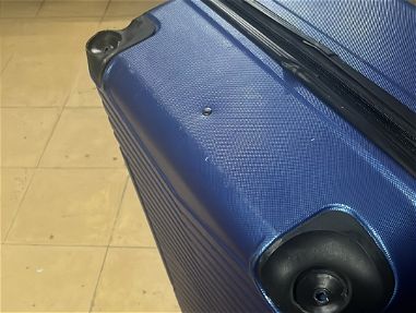 Vendo maleta no sé su peso único detalle es q en el aereopuerto me dijeron q se le perdieron las ruedas vendo en 10mil - Img 64718140