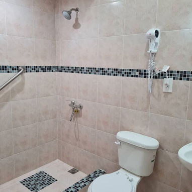 Se renta casa Aimara de 5 habitaciones a 1 cuadra del mar de Guanabo, con piscina y paneles solares. Whatssap 5 2959440 - Img 121060767