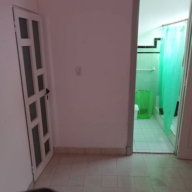 VENTA DE APARTAMENTO EN EL VEDADO. Precio :24 000usd. A 50m de la Universidad de la Habana - 5/7