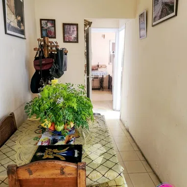 Vendo Apt en bajo en  Vedado precio 20 mil negociable - 3/6