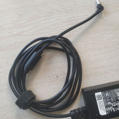 19.5v, 2.31 a y 45w. De uso funcionando perfectamente. Se le arregló el cable. - Img 121857472