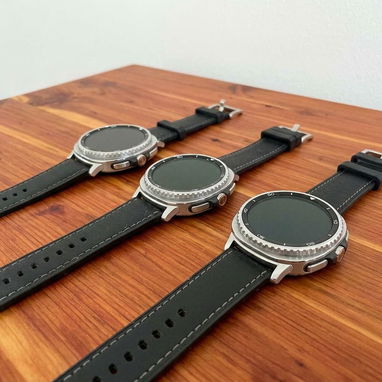 $320 usd Samsung Galaxy Watch 8 Classic. 46mm. Cargador incluído. Nuevos. - Img 124958875