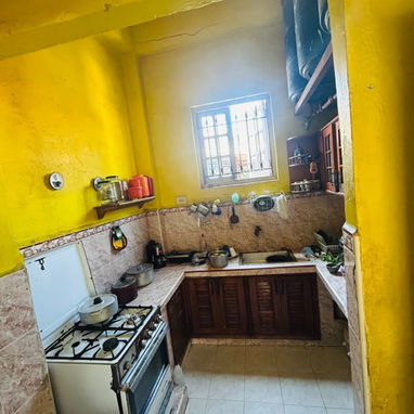 Apartamento en el tercer piso de un edificio capitalista en el Vedado , cerca de la Universidad de la Habana - 9/10