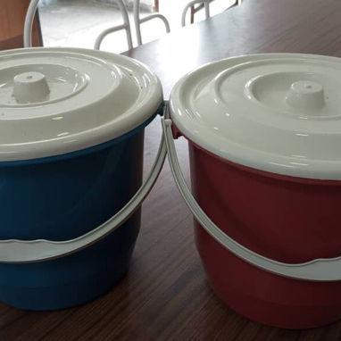 Venta de estantes plásticos, cubos con tapa, velas, fosforeras, pasta de dientes. - 7/10