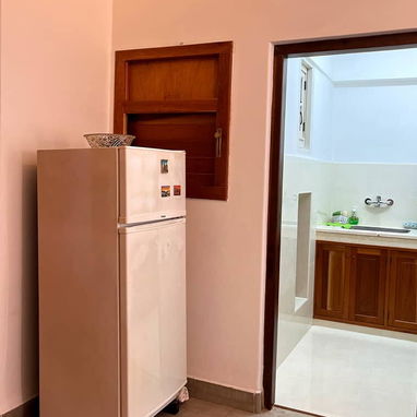 Renta apartamento de 2 cuartos Vedado corriente 24x24 ya 650usd  53582376 - Img 121702983