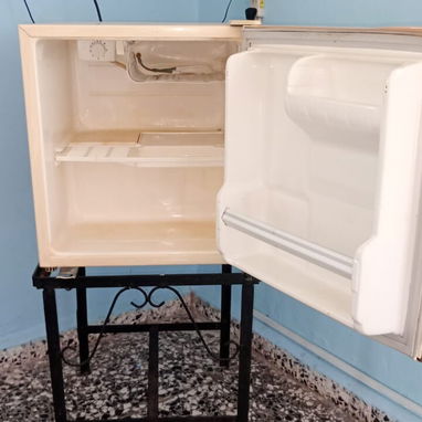 Minibar Daewoo en perfecto estado con su base de metal incluida 🧊✨ - 3/4