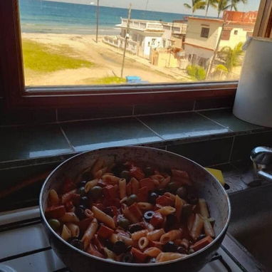 👨👩👧👦 **Regálale a tu familia días de playa y tranquilidad**    Una escapada perfecta en **Guanabo**, con vista direc - 2/3