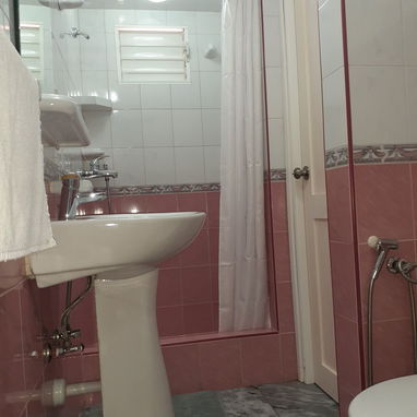 RENTA LINEAL APTO, 1 HABITACIÓN CON RESPALDO Y WIFI, VEDADO, CERCA DE HOSPITALES - 6/10