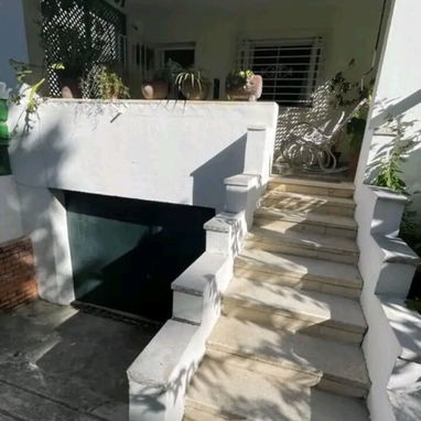 Casa Capitalista Totalmente Independiente en la Víbora.  A unos pasos de Santa Catalina. - 2/5