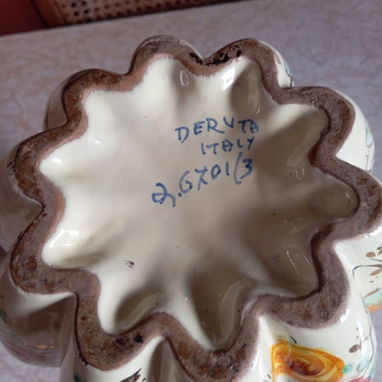 Búcaro antiguo de porcelana italiana pintado a mano, marca Deruta. - Img 120990352