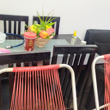 Se vende cama capitonada con su colchón y mesitas . - Img 122035261