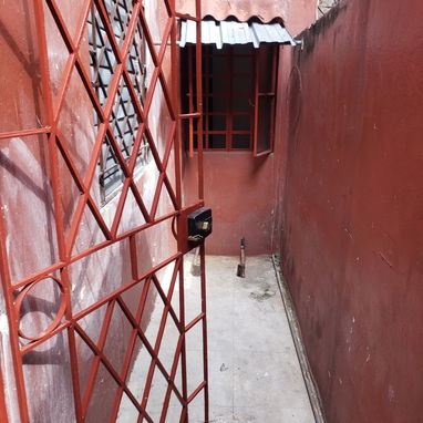 SE VENDE CASA de 1 habitación (Casa puerta de calle puntal alto, techo placa libre, teléfono fijo, gas de la calle, etc) - Img 124173378