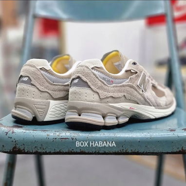 New Balance 2002 R #42 43 Precio75 usd VEDADO - 3/4