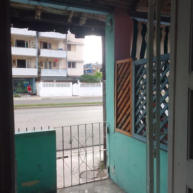 Rento local en la ave 26 con portal a la calle.. - 4/4