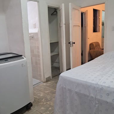 Rento en Vedado de forma lineal Apartamento de 1 cuarto en 17 y 18 2⁰ piso Amueblado y equipado - Img 120571776