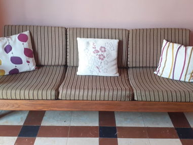Juego de sala, sofá de 3 plazas y 2 butacas. Buena madera y cojines. Tel. 52703482 - Img main-image