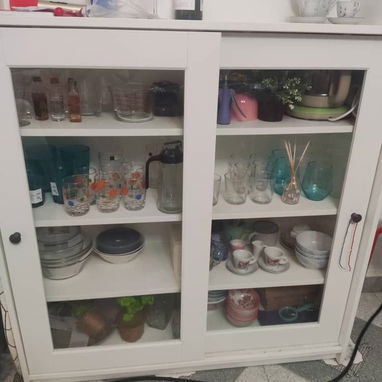 Vitrina IKEA HEMNES – Blanca, madera maciza, excelente estado---200 USD - Img 124968237