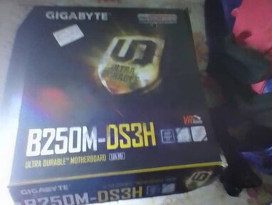 Hola estoy ofertando una Motherboard Gygabate de 7tmageneración con su memoria ram de 8GB DDR4. Todo nuevo - Img 65064996