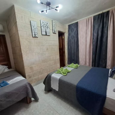 SE RENTA CASA DE 5 HABITACIONES CON PISCINA A UNA CUADRA DE LA PLAYA DE GUANABO.58858577 - Img 114761985