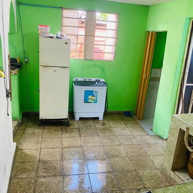 Vendo casa en Marianao pogolotti Cuenta con dos habitaciones contando también con sala, cocina comedor ,baño, traspatio - Img 126005571