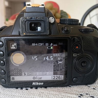 Nikon D3100 + lente 18–55 mm VR + batería + cargador Nikon MH-24 + correa. De uso pero en buen estado!! - 2/3