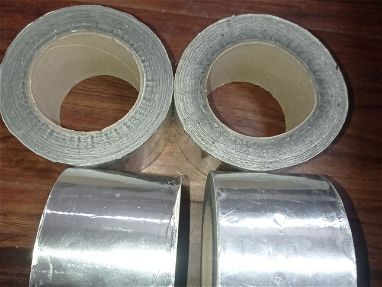 Rollo grande de cinta plateada para instalar las tuberías de los split - Img main-image-45783249