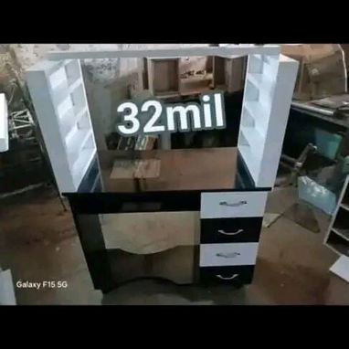 MESITAS DE UÑAS - 3/10
