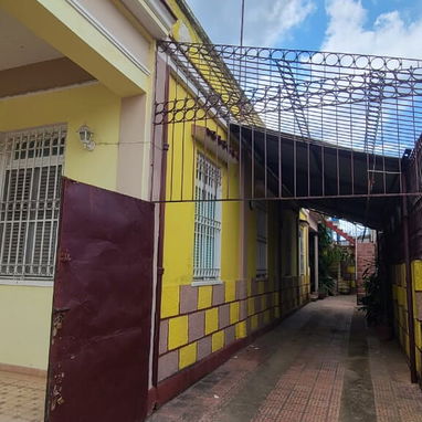 Se vende una casa neocolonial en zona muy céntrica de Morón - Img 120437095