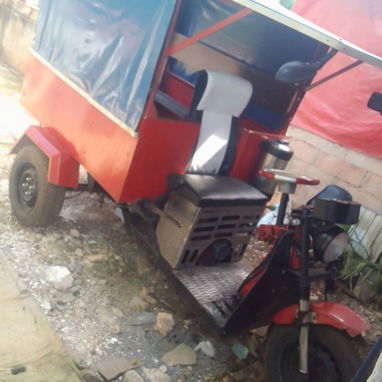 Se vende esta motoneta en 2600 usd o se hace negocio papeles en regla interesados al 56709534 soy de bauta - Img 125912826