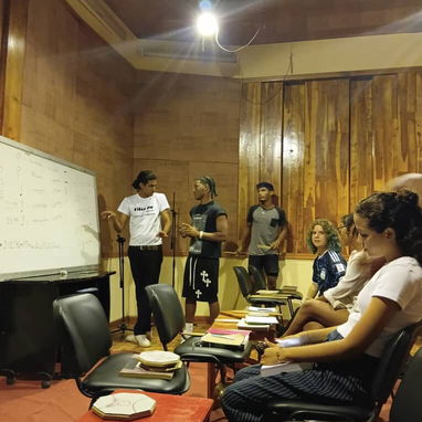 Clases privadas de piano, canto, guitarra y percusión - 2/3