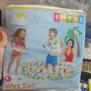 Piscina para niños con salvavidas, pelota y parche de reparación.. Mide 1.32m de diámetro x 28cm de alto. Marca Intex - Img 54292695