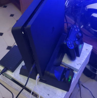 Proteja su Playstation 5 y Ps4 Base. Trae para cargar 2 mandos y + cosas. 53cuatro4cuatro8 - Img 78990103