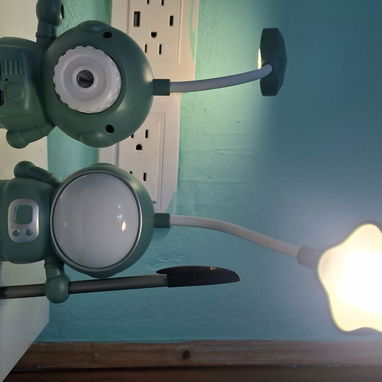 Lámparita de escritorio LED con diseño de astronauta, cuello flexible que permite ajustar la dirección de la luz en múlt - 2/5