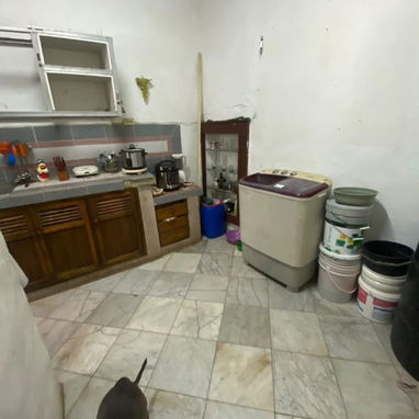 Buenas tardes se vende esta casa en 7500 usd en la habana vieja,parque cristo.Se deja con un juego de comedor, refrigera - 5/10