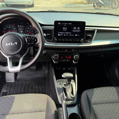 Kia Rio GRIS – $65 USD/día - 2/2