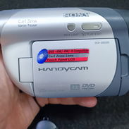 Vendo videocámara Sony Handycam DCR-DVD105 de color plateado, con lente Carl Zeiss y zoom óptico de 20x - Img 57276617