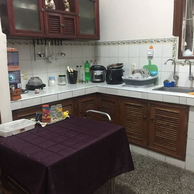 Permuta de apartamento en Vedado con garaje, bajos, 4 cuartos, tres baños, Terraza grande, - 4/5